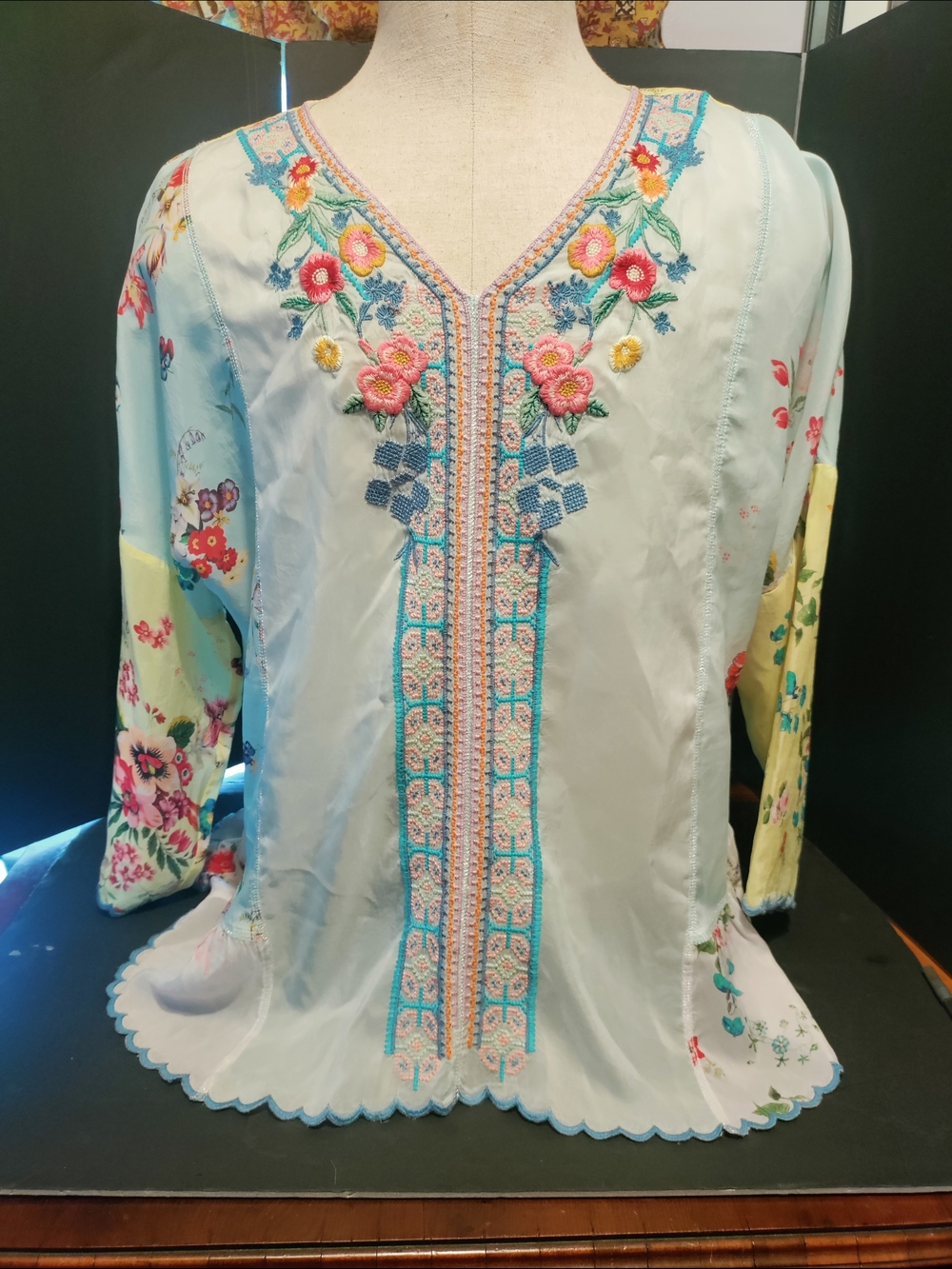 Johnny Was  Cream Embroidered Floral V-Neck Tunic Gorgeous Embroidery
